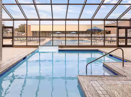 Hilton Arlington Hotel Bright Indoor Swimming Pool